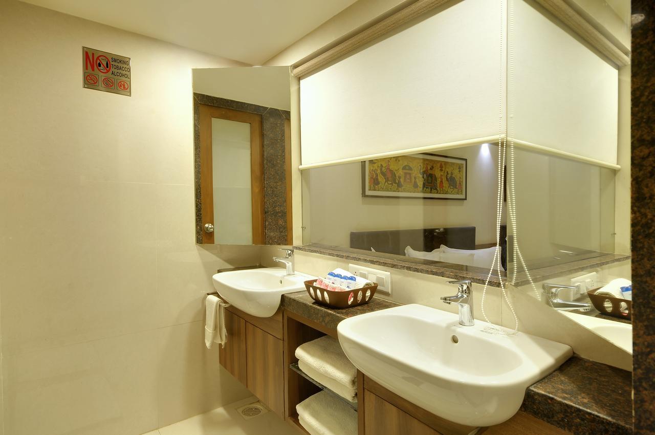 Shreeji Vatika Hotel Surat Exterior foto