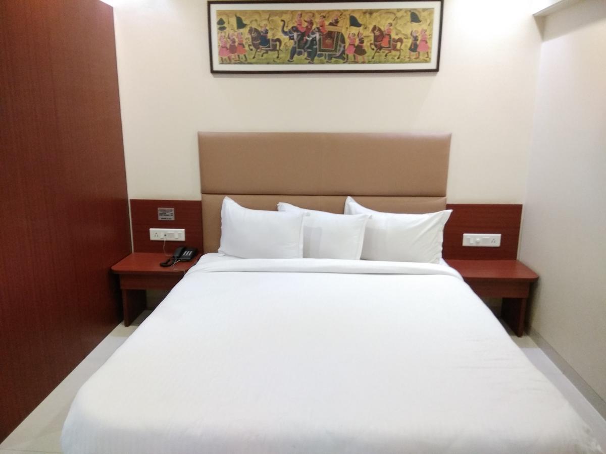 Shreeji Vatika Hotel Surat Exterior foto