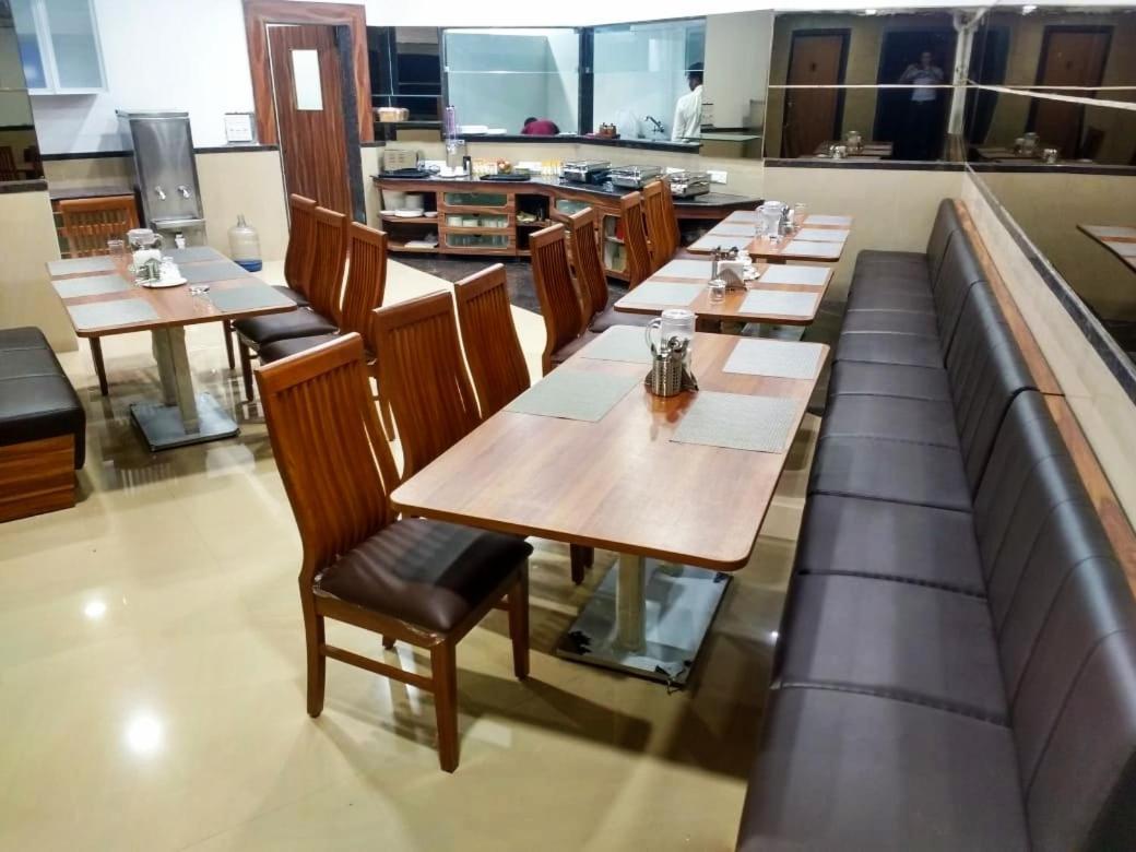 Shreeji Vatika Hotel Surat Exterior foto